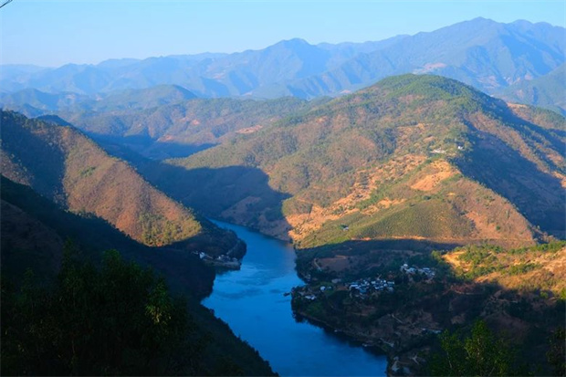 云南旅游,云南旅行社,云南團建公司,云南會議執行,云南會議會展,臨滄旅游,臨滄旅行社,臨滄團建公司,臨滄會議會展：咖脈：瀾滄江轉身時的琥珀色詩篇